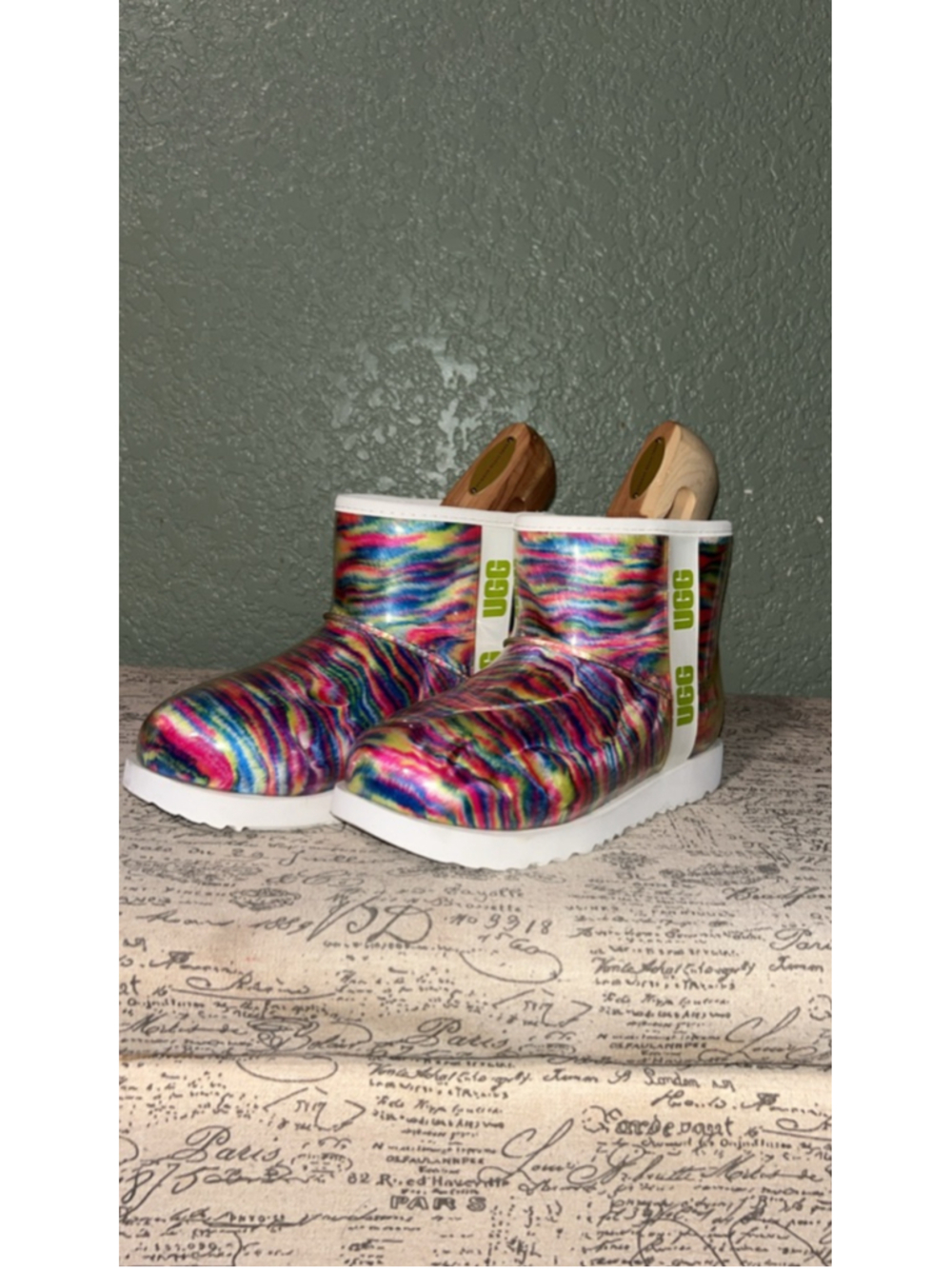 Women's UGG Winter & Rain Boots Size 5 Multicolor White